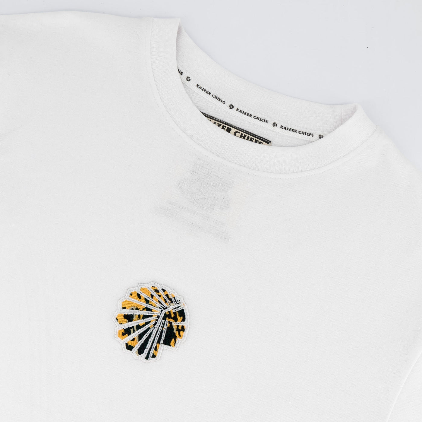 Kaizer Chiefs Pop Art Badge White Boxy Tee: Soft Cotton Oversized Fan Shirt