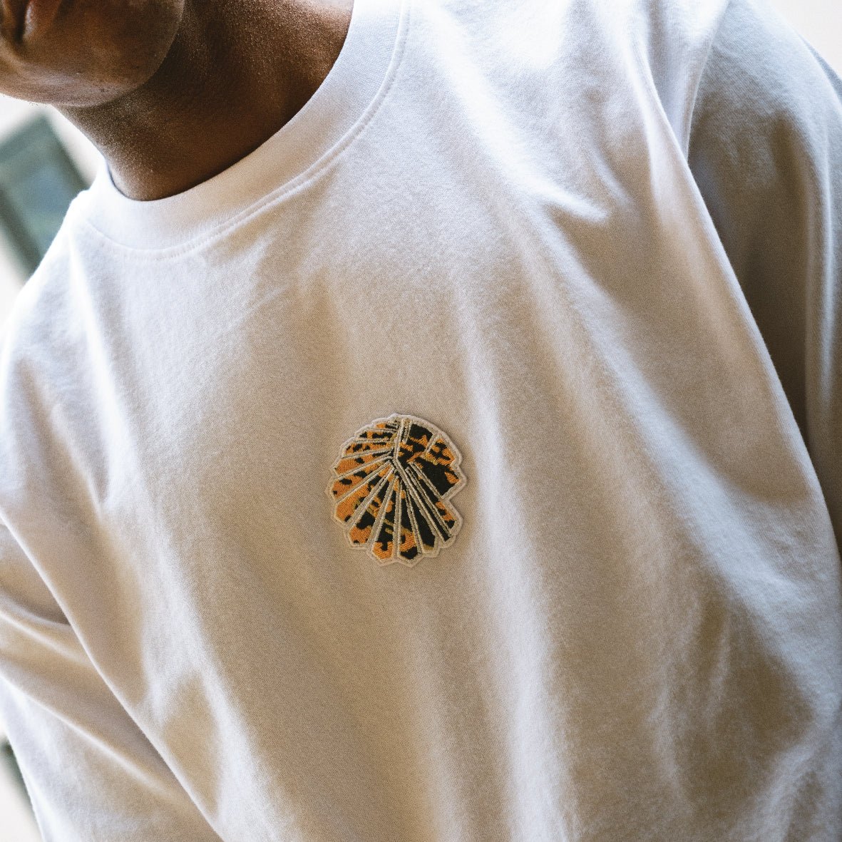 Kaizer Chiefs Pop Art Badge White Boxy Tee: Soft Cotton Oversized Fan Shirt